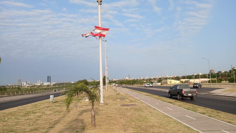 Bandera de Paraguay y de Asunción flamean rotas en la Costanera de Asunción.