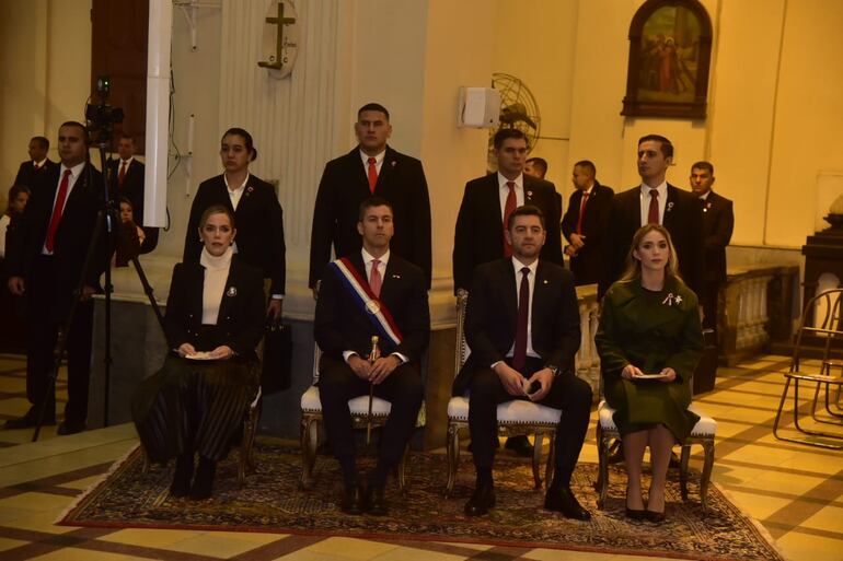 El presidente Santiago Peña y el vicepresidente Pedro Alliana (C), acompañados de sus respectivas esposas en el tedeum llevado a cabo en la Catedral de Asunción, en el marco de las Fiestas Patrias.