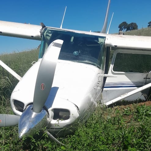 Avioneta con matrícula ZP-314 (con vestigios de adulteramiento) color gris con franja azul, con bandera Boliviana, con desperfectos de las ruedas del tren de aterrizaje. Fue encontrada en San Juan Nepomuceno.