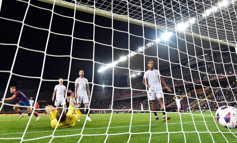 La pelota ya en el fondo producto del autogol de Sergio Ramos, que pone líder liguero al Barcelona.