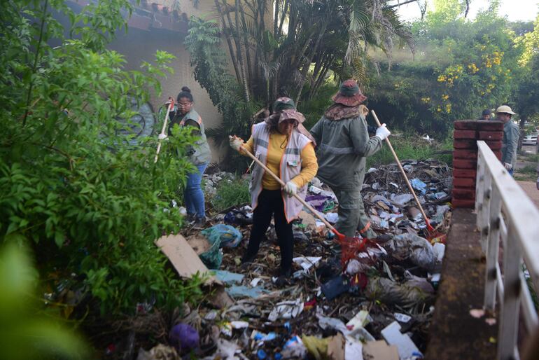 Funcionarios de la Municipalidad de Asunción, limpian una casa abandonada. 