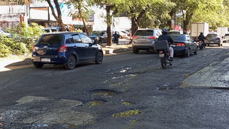 La Essap dejó a su paso baches y agua estancada.