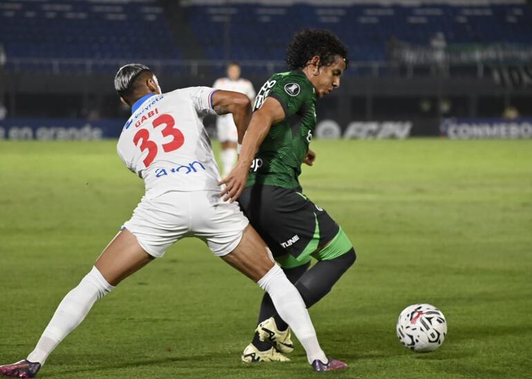 Gaona Lugo pelea con el colombiano Mantilla por la tenencia del balón