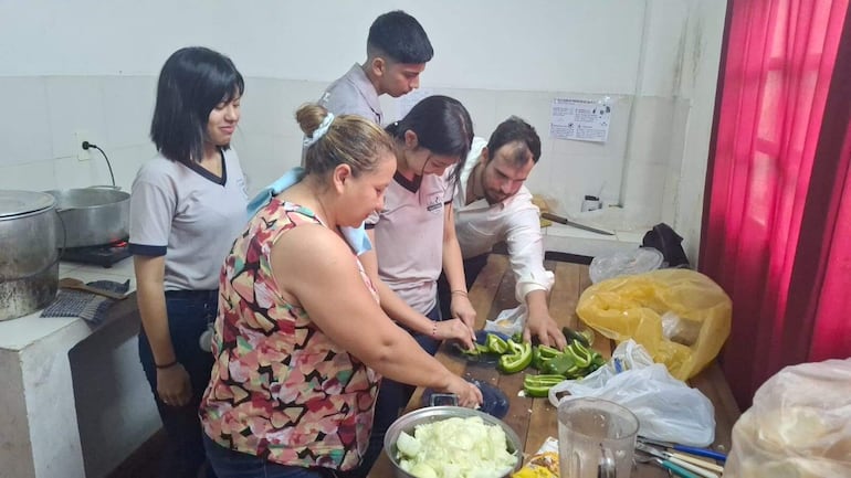 Padres y estudiantes preparan insumos para la olla popular en el colegio Juan E. O´Leary de Itá, luego de ser excluidos de Hambre Cero.