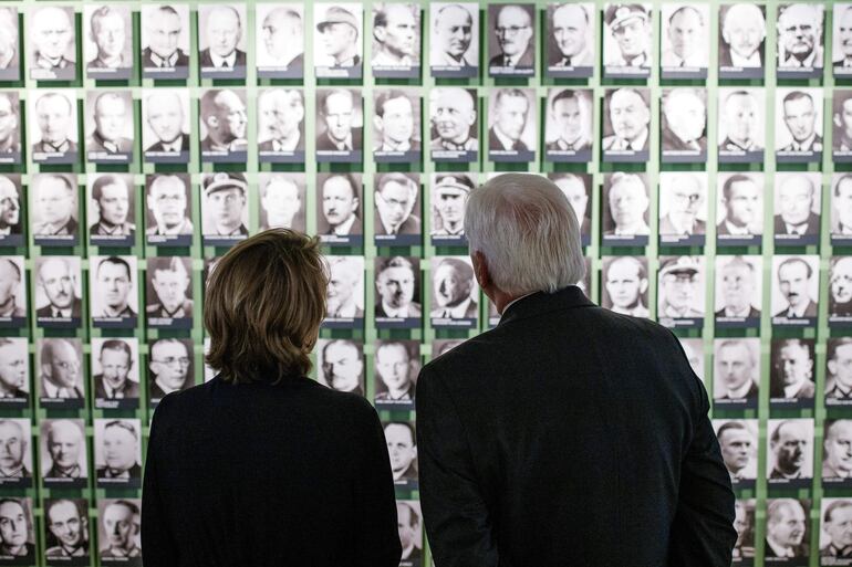 El presidente alemán Frank-Walter Steinmeier (R) y su esposa Elke Buedenbender visitan una exposición en el Centro Conmemorativo de la Resistencia Alemana después de un evento conmemorativo del 80º aniversario del intento de Stauffenberg de asesinar a Hitler, en Berlín.