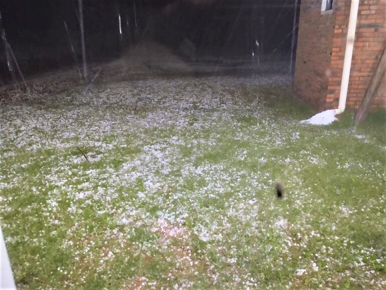 Cayó gran cantidad de granizo que cubrió techos y patios de las viviendas.