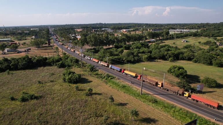 Vísta aérea de camiones de soja, de la semana pasdada, que están enfilados en gran número,  en espera de turno para descargar en algún puerto del departamento Central, lo que muestra el flujo de la exportación del grano, 