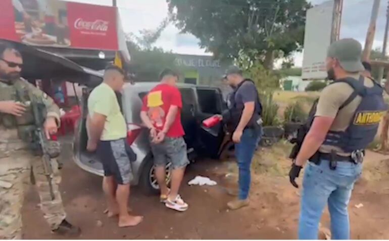 En un operativo realizado hoy en Gayaibí, San Pedro, en presencia de los dos detenidos, los agentes de la Senad proceden a retirar los panes de la droga,  del interior del automóvil en que circulaban ambos.