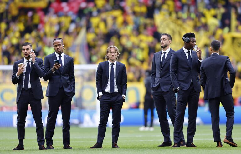 Los jugadores del Real Madrid pisan el campo de juego de Wembley para observar el marco en la previa de la definición de la Champions League contra el Borussia Dortmund.