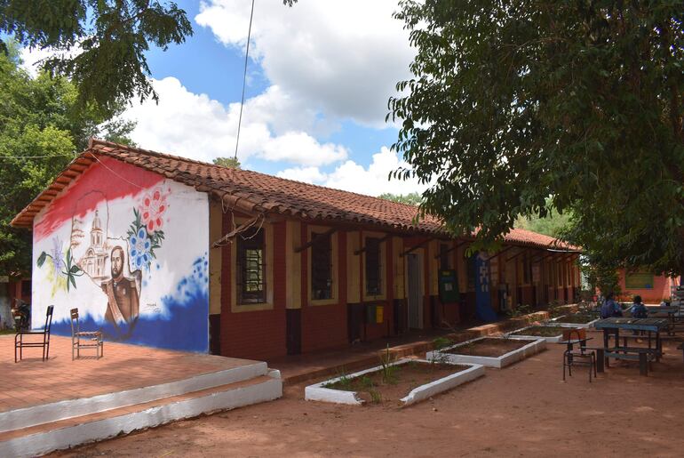 La escuela Sagrado Corazón de Jesús de la calle San Francisco de Guayaybí, requiere de la reparación del techo de sus aulas