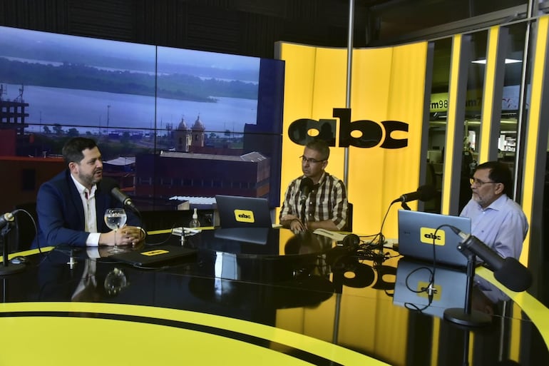 El titular de Diputados, Raúl Latorre  junto con Edgardo Romero y Marcos Cáceres en estudios de ABC Cardinal.