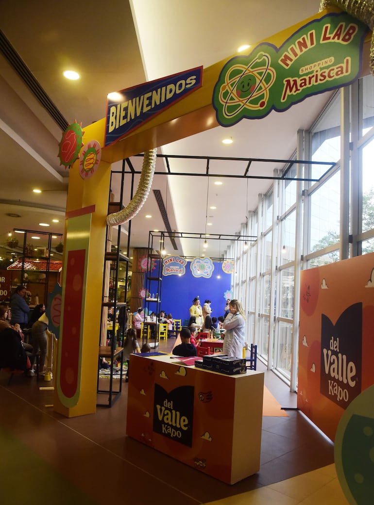 Acceso al "Mini LAB" del Shopping Mariscal.