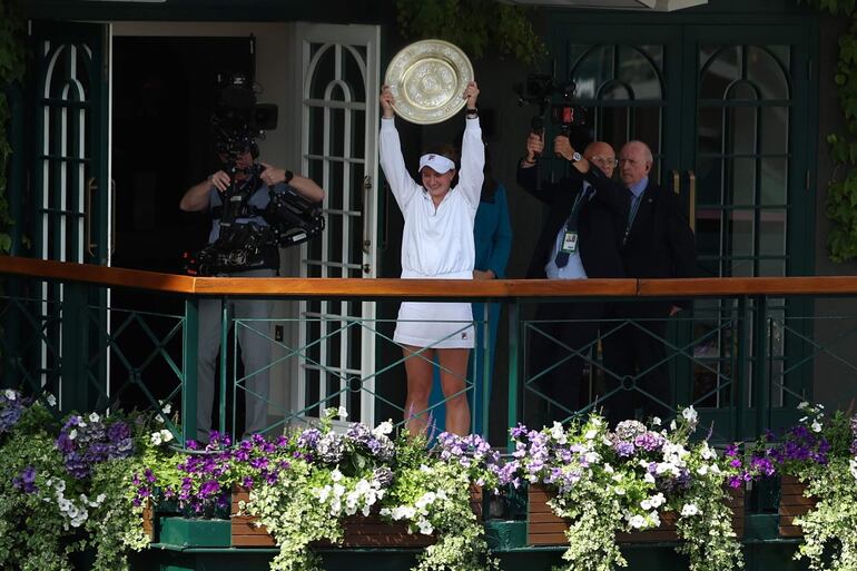 La tenista checa Barbora Krejcikova celebra la conquista de Wimbledon después de superar en la final femenina a la italia Jasmine Paolini en Wimbledon, Londres, Inglaterra.
