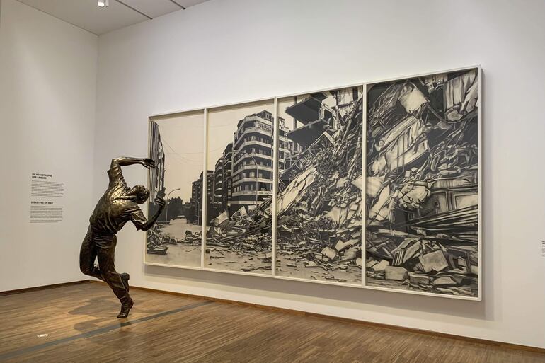 Hitos de la historia contemporánea y un mundo de incierto futuro surgen en las impactantes imágenes en blanco y negro creadas por el pintor estadounidense Robert Longo con su incomparable estilo hiperrealista, que se pueden ver a partir de este miércoles en el Museo Albertina de Viena.  