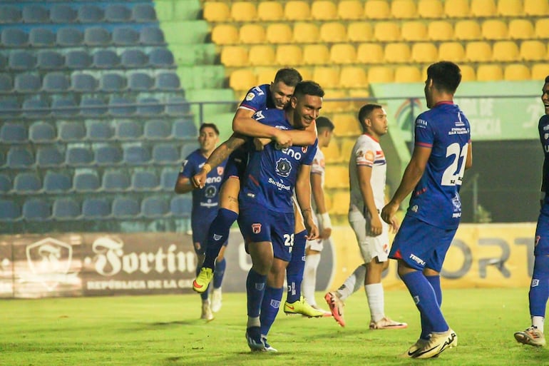 Festejo del gol de Diego Aguada para el triunfo de Carapeguá