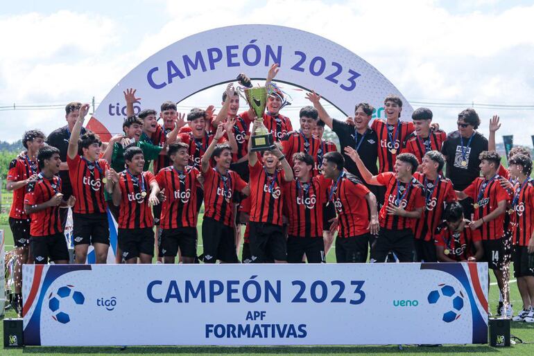 Libertad Sub 15 festejando el campeonato logrado en el Torneo Anual