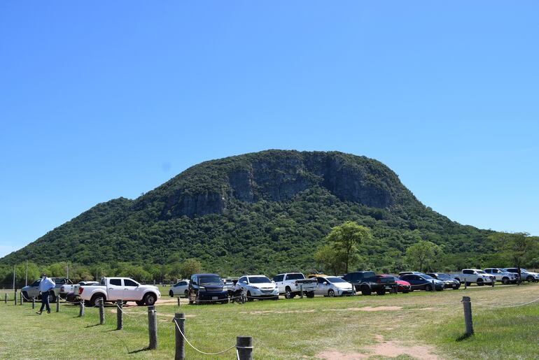 El imponente Cerro Santo Tomás ubicado en el acceso, Paraguarí-Villarrica