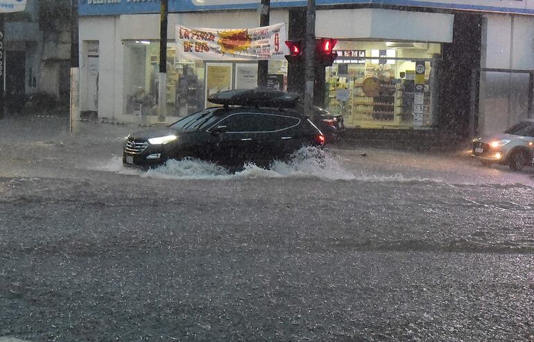 Lluvia sobre la ciudad de Asunción. General Santos y PY01 ex Fernando de la Mora.