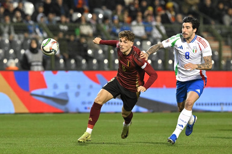 Italy's midfielder #08 Sandro Tonali fights for the ball with Belgium's midfielder #20 Arne Engels (L) during the UEFA Nations League Group A2 football match between Belgium and Italy at the King Baudouin Stadium in Brussels on November 14, 2024. (Photo by NICOLAS TUCAT / AFP)