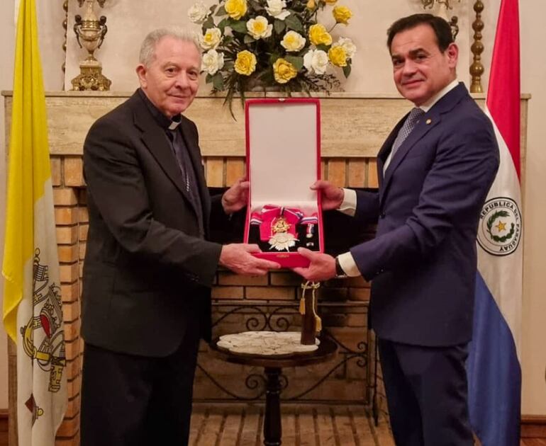 El nuncio apostólico de Su Santidad y decano del Cuerpo Diplomático acreditado, monseñor Eliseo Ariotti, quien concluye sus funciones en nuestro país después de 14 años de servicio, recibió una condecoración del Gobierno.