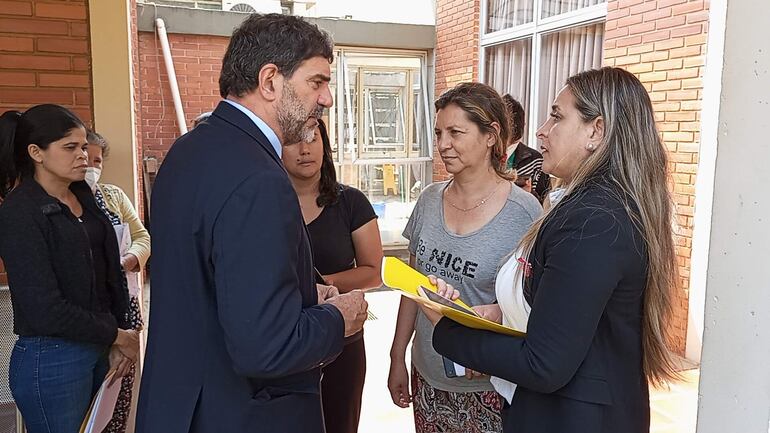 El doctor Raúl Doria conversa con una madre tras la manifestación realizada en el Incan contra el traslado del área pediátrica al Hospital Niños de Acosta Ñu, en San Lorenzo. 