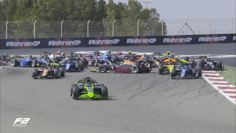 El incidente entre dos pilotos en la primera curva después de iniciar la carrera de la Fórmula 2 en Baréin.