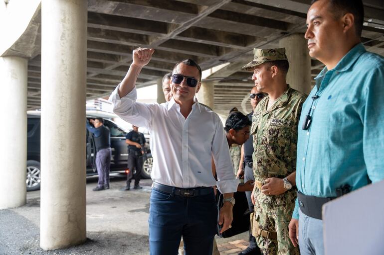 El presidente de Ecuador, Daniel Noboa, acompaña a su esposa, Lavinia Valbonesi, a votar durante las elecciones presidenciales y legislativas de Ecuador este domingo, en Guayaquil (Ecuador).