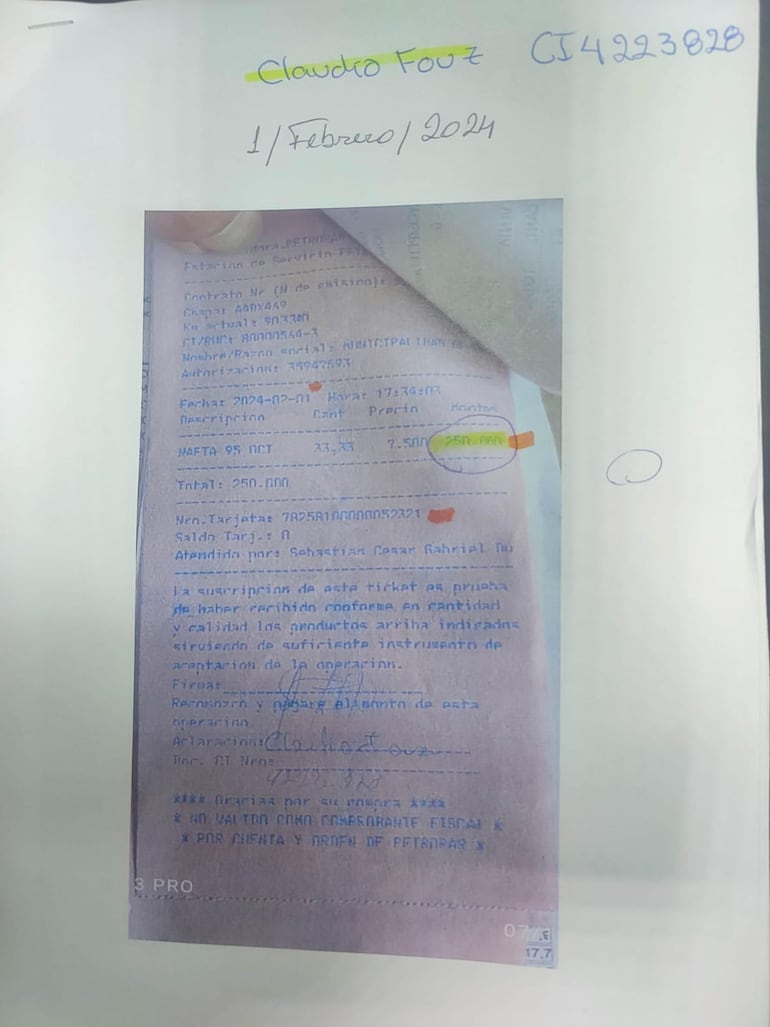 Tickets de la carga de combustible con la tarjeta de la concejal