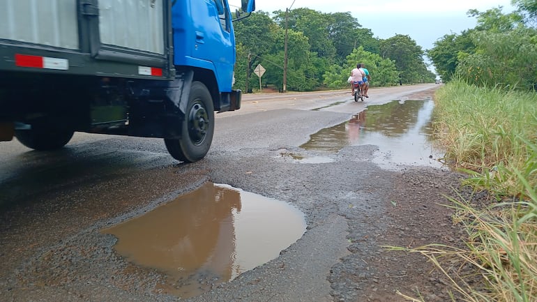 Los enormes baches en estos días de lluvia quedan cubiertos de agua y ponen en peligro a los usuarios de la ruta PY02.