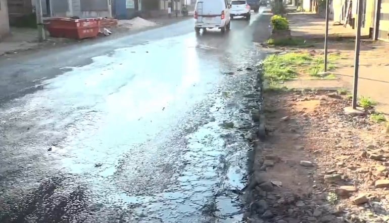 Un caño roto de la Essap en la calle Nueva Asunción, en zona del Mercado de Abasto, causa malestar en los vecinos.