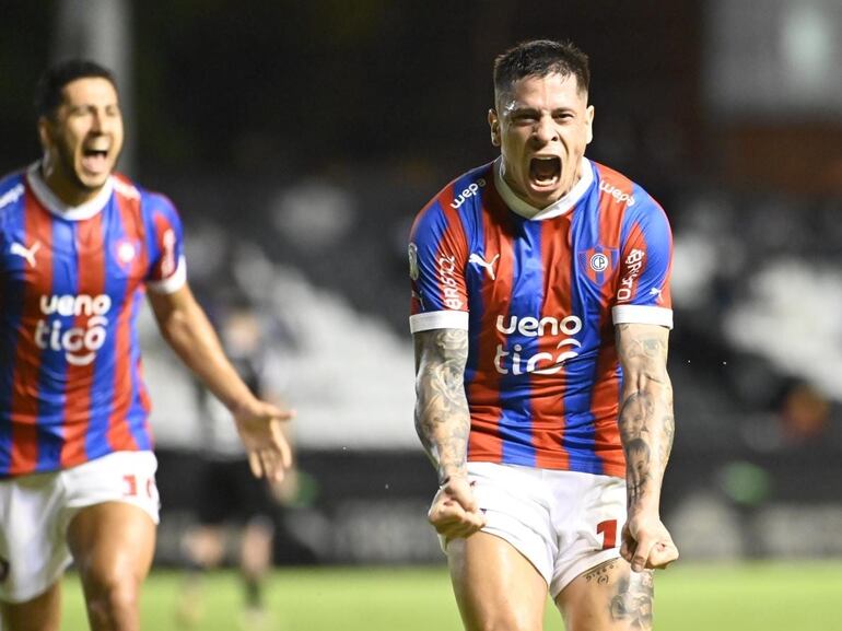 Juan Manuel Iturbe, jugador de Cerro Porteño, festeja un gol en el partido frente a Libertad por la fecha 16 del torneo Apertura 2024 del fútbol paraguayo en el estadio La Huerta, en Asunción.