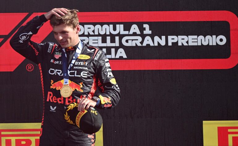 El neerlandés Max Verstappen, piloto de Red Bull Racing, celebra en el podio la victoria en el Gran Premio de Italia 2023 de la Fórmula 1 en el Autódromo Nazional de Monza, en Monza, Italia.