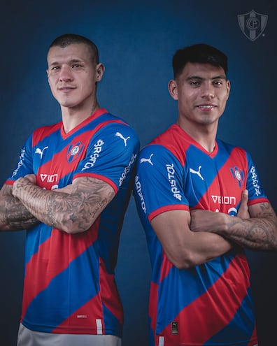 Alan Benítez y Santiago Arzamendia posan con la camiseta de Cerro Porteño.