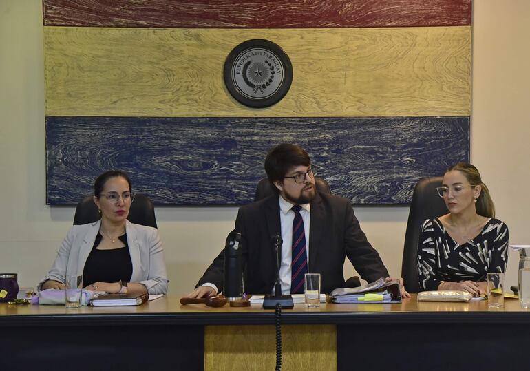 Los jueces Karina Cáceres, Matías Garcete (presidente) y Adriana Planás integran el Tribunal de Sentencia.