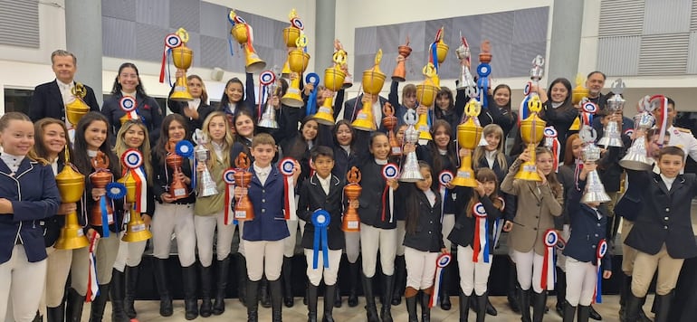 Los galardonados de la Segunda Etapa en pleno, recibieron sus respectivos trofeos en el acto desarrollado en el Salón Medallistas del COP.