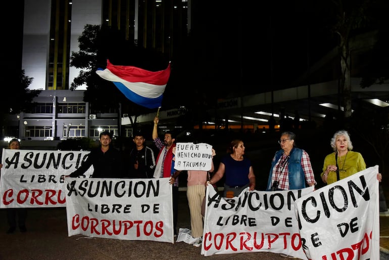 Ciudadanos protestaron esta tarde frente a la Municipalidad de Asunción, pidiendo la imputación intendente, investigado por lesión de confianza.