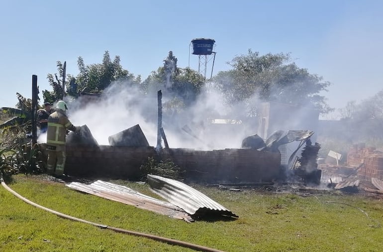 La vivienda quedó reducida a cenizas en cuestión de minutos.