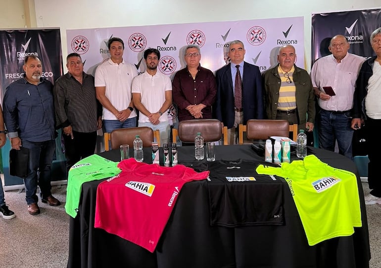 Directivos de Unilever y miembros del Círculo Paraguayo de Árbitros de Fútbol (CPAF) firmaron un importante acuerdo.