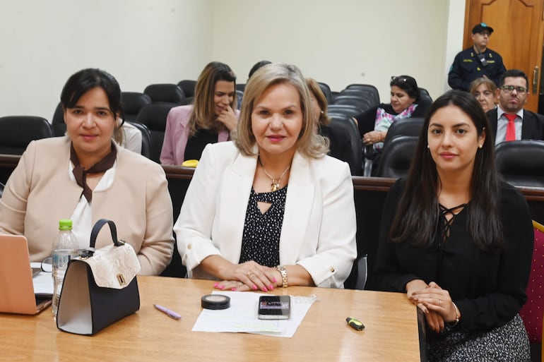 Lilian Samaniego, senadora por el Partido Colorado, y su representante Abg. Bettina Legal, previo al inicio del juicio oral.