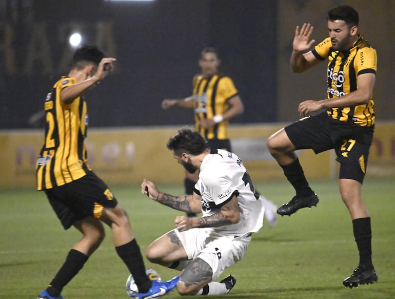 El “Oso”  Lucas Pratto, en medio de Alexis Cantero y Fernando Román.