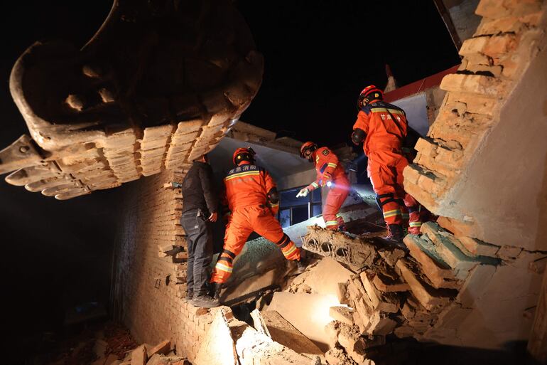 Rescatistas buscan sobrevivientes entre los escombros de un edificio derrumbado por el terremoto en la localidad de Kangdiao, en la provincia china de Gansu, este martes.