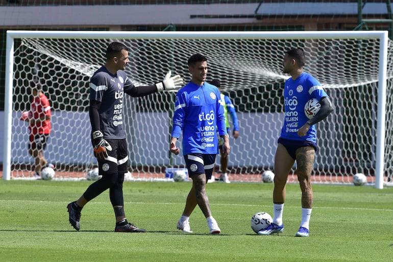 Santiago Rojas (i), Matías Rojas (c) y Omar Alderete (d), jugadores de la selección paraguaya, en el entrenamiento en Ypané, Paraguay.