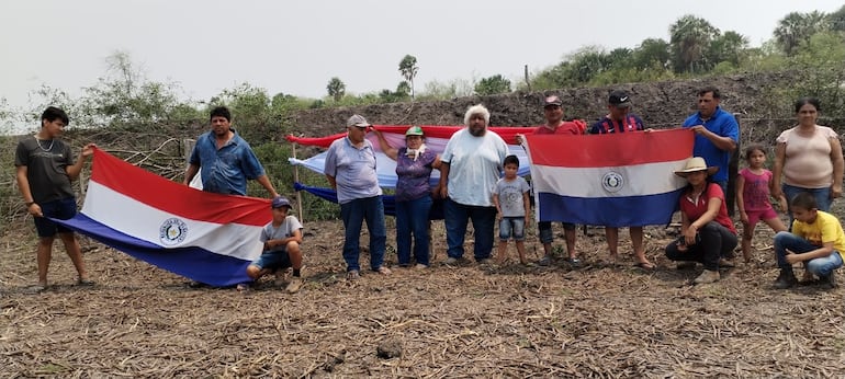 Un grupo de compatriotas de la lejana zona de Fortín Florida se manifestaron en el mismo lugar donde debería circular las aguas del riacho represado por una empresa ganadera.