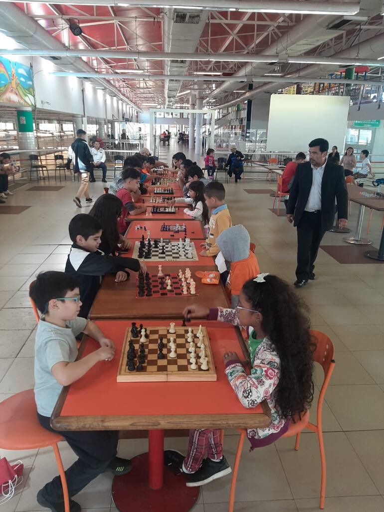 El último torneo de ajedrez desarrollado en el Shopping La Rural de Roque Alonso.