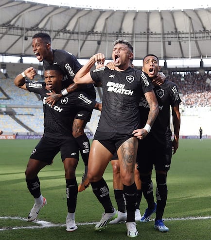 Festejo del gol de Tiquinho Soares (32), máximo artillero del certamen.