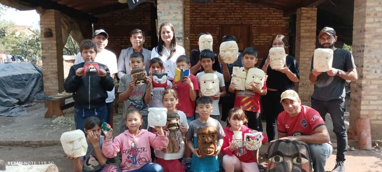 Jóvenes y adultos participan con entusiasmo de las clases de artesanía.