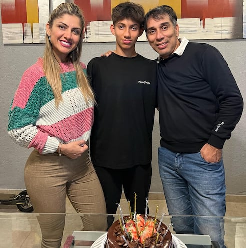 El cumpleañero Enzo con sus padres Nelson Cuevas y Alicia Ramírez.