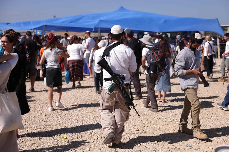 Activistas de derecha israelíes asisten a una reunión cerca de la frontera con Gaza el 21 de octubre de 2024, pidiendo el establecimiento de un nuevo asentamiento judío en la Franja de Gaza, durante la festividad de Sucot, o la Fiesta de los Tabernáculos, en medio de la guerra en curso en el Territorio palestino entre Israel y Hamás.