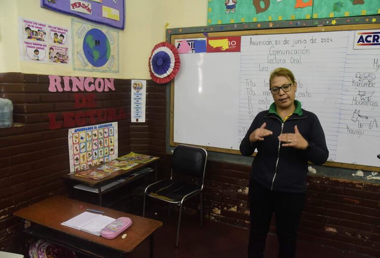 El rincón de lectura del programa Ñe´ery en una sala de grado de la escuela República del Brasil.