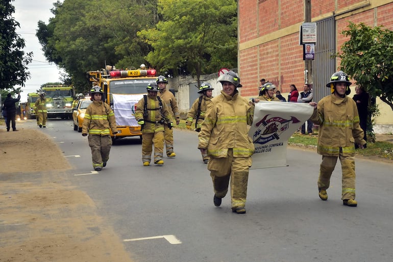 La compañía de bomberos de Zeballos Cué participó con su tradicional sirena.